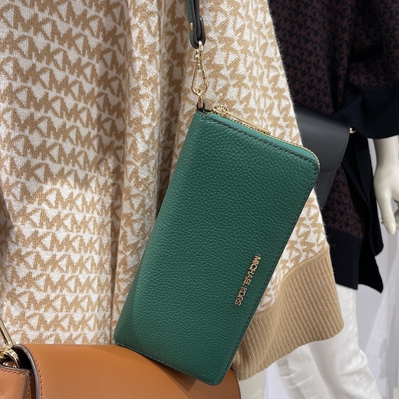 Michael Kors Jet Set Travel Large Travel CONTINENTAL 
Fern Green NWT - Picture 15 of 16